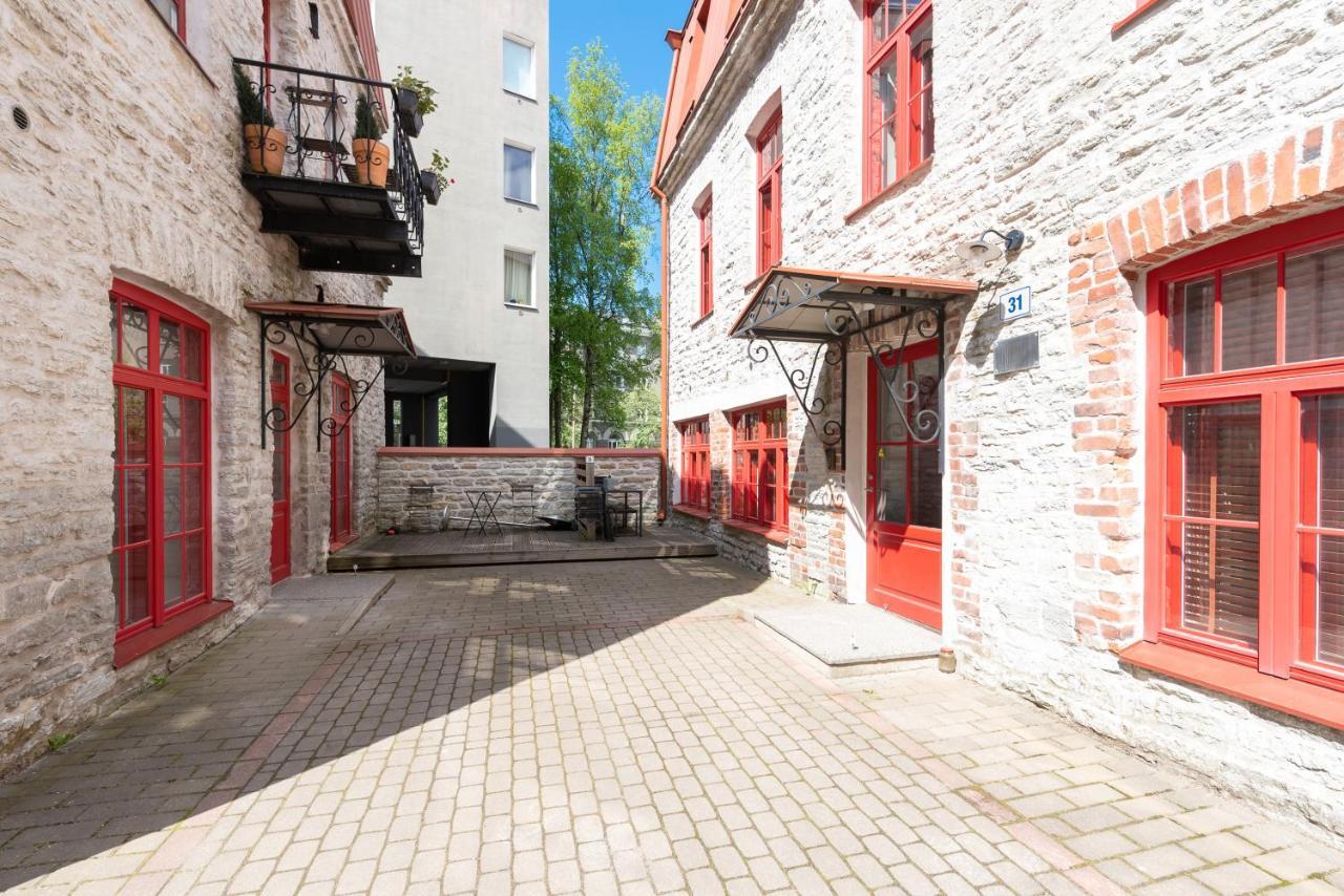 Stylish Apartment With Parking In Telliskivi Tallinn Exteriör bild