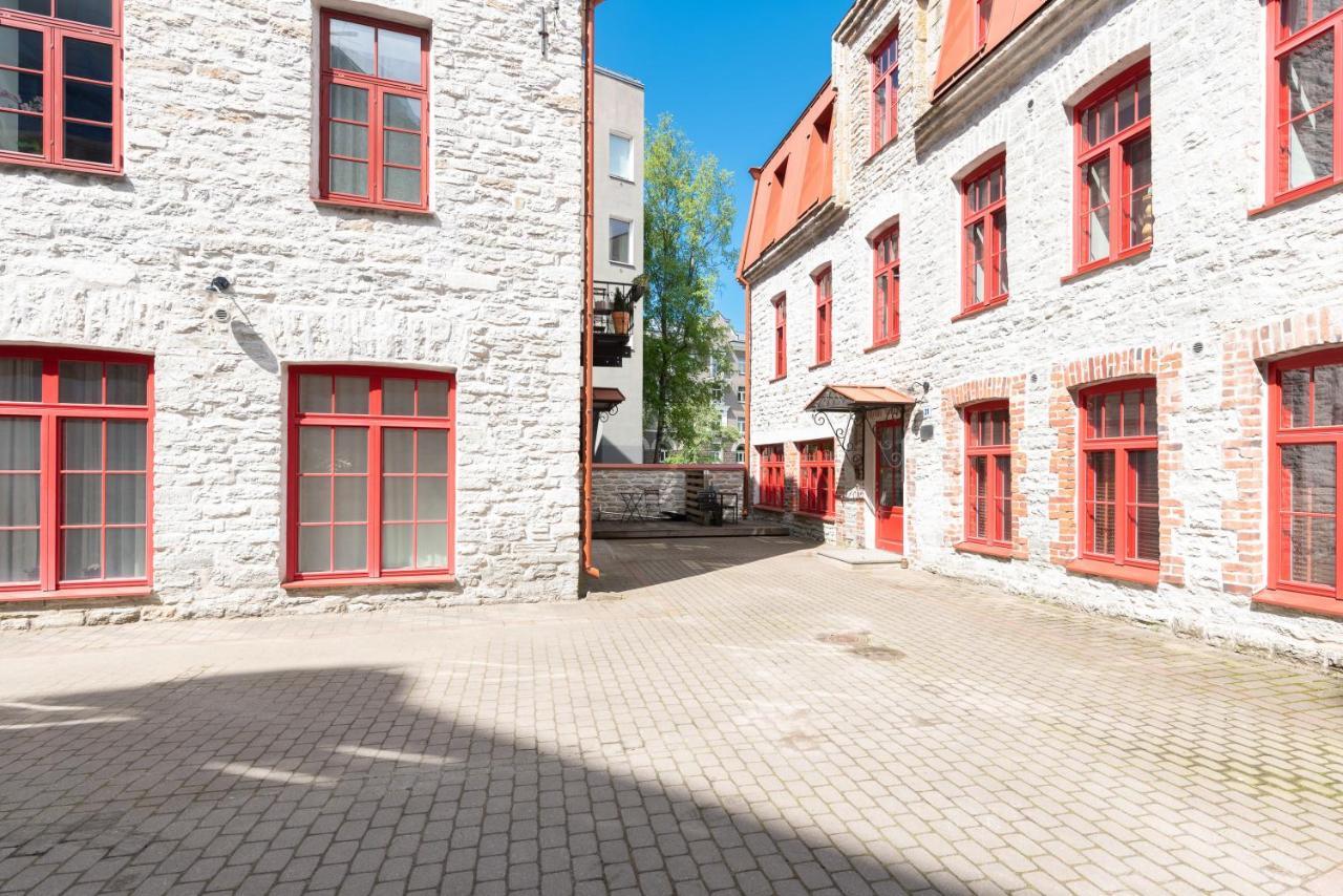 Stylish Apartment With Parking In Telliskivi Tallinn Exteriör bild